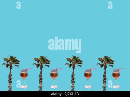 Arte contemporanea e alla moda collage di cocktail estivi sulla spiaggia con palme Foto Stock