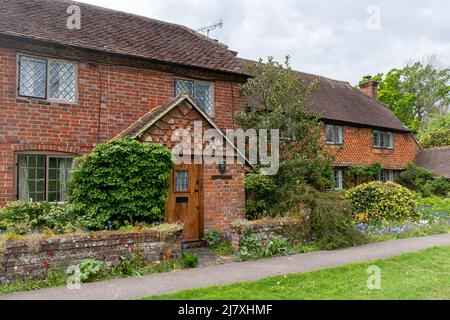 Case e giardini attraenti nel villaggio di Dunsfred, Surrey, Inghilterra, Regno Unito Foto Stock