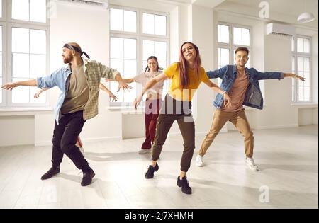 Diversi giovani ballano insieme in studio Foto Stock