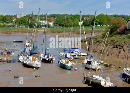 Pesca e barche per il tempo libero in estuario poggiando sul fango durante la bassa marea del fiume Avon at pill, North Somerset, Inghilterra Foto Stock