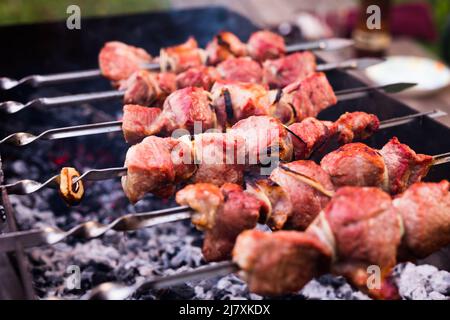 Gustoso e succoso kebab shish su spiedini fritti sul grill Foto Stock