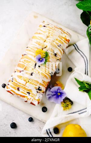 Torta al mirtillo al limone fatta in casa, fuoco selettivo Foto Stock