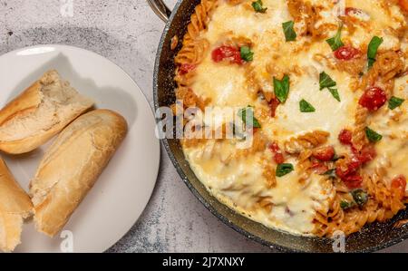 pomodori ciliegini e ricotta fusilli Foto Stock