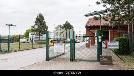 Bramstedtlund, Germania. 11th maggio 2022. Vista dell'ingresso della Bundeswehr posizione ricognizione Bramstedtlund. Il ministro della Difesa Lambrecht ha visitato questo stabilimento il 13 aprile 2022, che cerca, rileva e valuta le emissioni nello spettro elettromagnetico. Credit: Markus Scholz/dpa/Alamy Live News Foto Stock