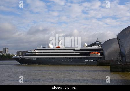 11/05/2022 Thames Barrier UK nave da crociera World Voyager naviga attraverso la barriera del Tamigi per la gioia dei suoi ospiti. La nave da crociera della spedizione del 126m w Foto Stock