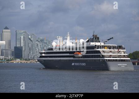 11/05/2022 Thames Barrier UK nave da crociera World Voyager naviga attraverso la barriera del Tamigi per la gioia dei suoi ospiti. La nave da crociera della spedizione del 126m w Foto Stock