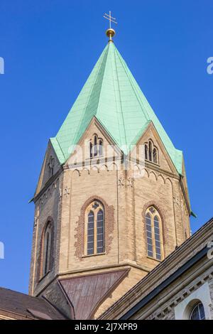 Torre della storica chiesa di Ludgerus a Essen-Werden, Germania Foto Stock