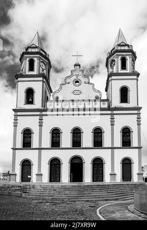 Foto in bianco e nero della facciata della chiesa coloniale cattolica nella campagna del Brasile Foto Stock