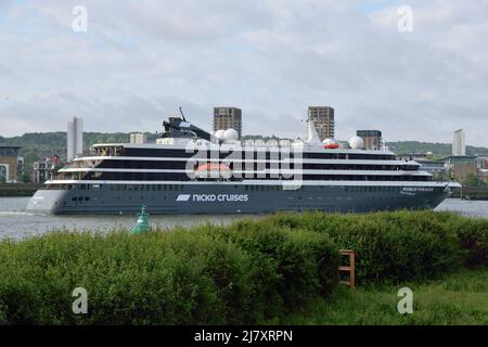 Pagando la sua prima visita a Londra, la nuova nave Nicko Cruises World Voyager fa la sua prima chiamata al fiume Tamigi a Londra Foto Stock