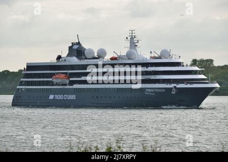 Pagando la sua prima visita a Londra, la nuova nave Nicko Cruises World Voyager fa la sua prima chiamata al fiume Tamigi a Londra Foto Stock