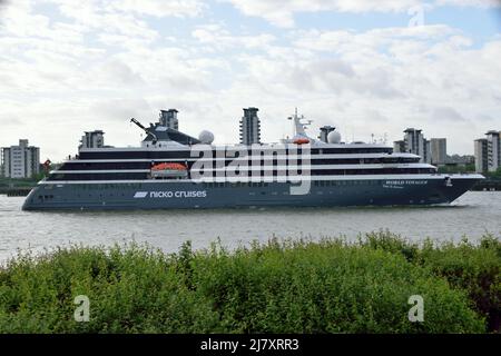 Pagando la sua prima visita a Londra, la nuova nave Nicko Cruises World Voyager fa la sua prima chiamata al fiume Tamigi a Londra Foto Stock