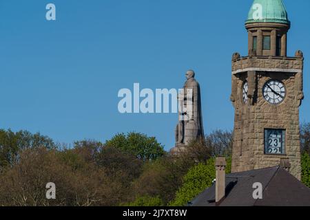 Vista sul monumento Bismarck ad Amburgo. Foto Stock