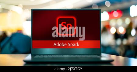 POZNAN, POL - JAN 16, 2022: Laptop computer che visualizza il logo di Adobe Spark, una suite integrata di applicazioni per la creazione di media per mobile e web Ave Foto Stock