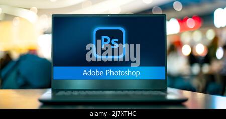 POZNAN, POL - JAN 16, 2022: Computer portatile che visualizza il logo di Adobe Photoshop, un editor di grafica raster sviluppato e pubblicato da Adobe Inc Foto Stock