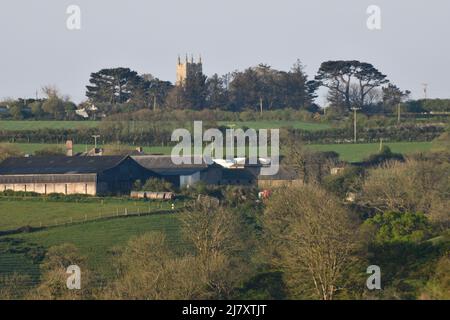 Pennant Farm con Treliights Village e Chiesa sullo sfondo Port Issac Cornovaglia Inghilterra uk Foto Stock