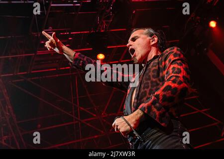 Roma, Italia. 10th maggio 2022. Piero Pelù, cantante e leader della band LITFIBA, suona sul palco per il 'Líultimo girone' Tour. La rock band italiana LITFIBA si esibisce dal vivo a Roma. Credit: SOPA Images Limited/Alamy Live News Foto Stock