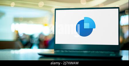 POZNAN, POL - Apr 9, 2022: Computer portatile con logo di Microsoft Dynamics 365 Sales Foto Stock