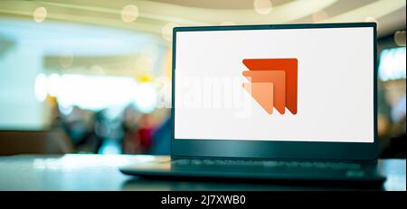 POZNAN, POL - Apr 9, 2022: Computer portatile con logo di Microsoft Dynamics 365 Marketing Foto Stock