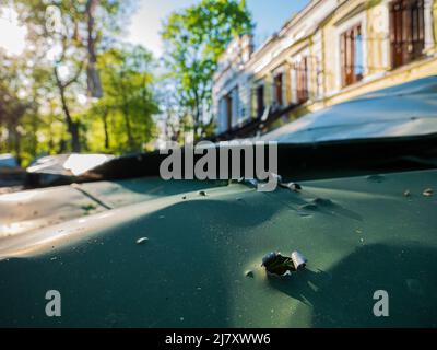 Kharkiv, regione di Kharkov, Skovorodinovka, Skovorodinivka, Ucraina - 05.07.2022: Pezzo di metallo frammenti dalla costruzione del buco proiettile dopo l'abbattimento Foto Stock