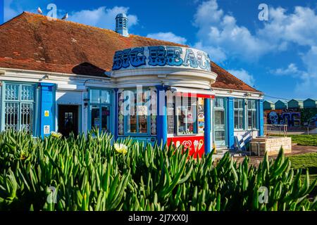 Ampia gamma dinamica, luminosa e colorata foto del Big Beach Cafe di proprietà di Fat Boy Slim (Norman Cook) sul lungomare di Hove Foto Stock