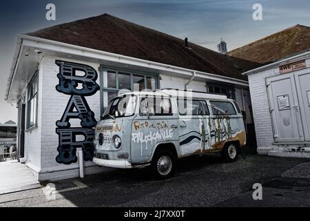 Big Beach Cafe di proprietà di Fat Boy Slim (Norman Cook) sul lungomare di Hove e l'iconico camper Palookaville Volkswagen Foto Stock