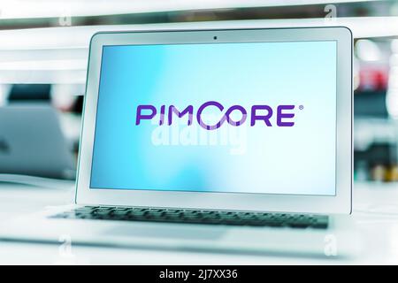 POZNAN, POL - DEC 8, 2021: Computer portatile che visualizza il logo di Pimcore, una piattaforma software open-source PHP aziendale Foto Stock