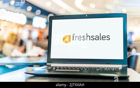 POZNAN, POL - Oct 22, 2021: Computer portatile con logo di Freshsales, un software creato da Freshworks Foto Stock