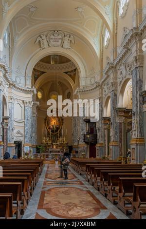 Torino, Italia - 25 febbraio 2022: L'interno della Chiesa della Santissima Annunziata, con visitatori, a Torino, Piemonte, Italia settentrionale Foto Stock