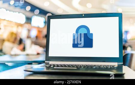 POZNAN, POL - NOV 20, 2021: Computer portatile che mostra il logo di Microsoft Tunnel Foto Stock