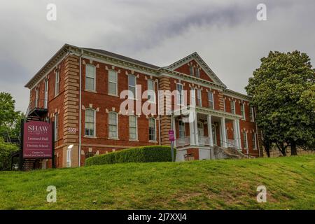 Raleigh, North Carolina, USA - 1 maggio 2022: Tyler Hall fu eretta nel 1910 come Libary Hall. Il nome cambiò in Tyler Hall nel 1932 quando il Dr. Robert Tyl Foto Stock