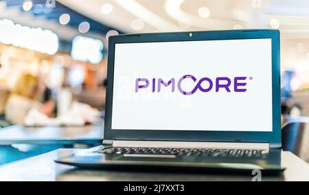 POZNAN, POL - DEC 8, 2021: Computer portatile che visualizza il logo di Pimcore, una piattaforma software open-source PHP aziendale Foto Stock