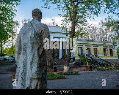 Kharkiv, regione di Kharkov, Skovorodinovka, Skovorodinivka, Ucraina - 05.07.2022: Monumento bruciato rotto a Gregory Skovoroda nel Museo Memoriale letterario Foto Stock