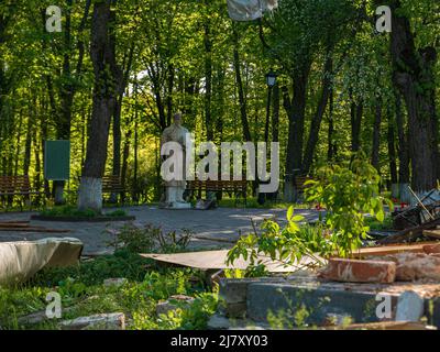 Kharkiv, regione di Kharkov, Skovorodinovka, Skovorodinivka, Ucraina - 05.07.2022: Monumento a Gregory Skovoroda nel Museo commemorativo letterario dopo il missile Foto Stock