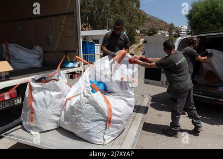 Atene, Grecia. 9th maggio 2022. I dipendenti del comune isola di Tilos raccolgono rifiuti riciclati sull'isola di Tilos, Grecia, 9 maggio 2022. Tilos, una piccola isola nel sud-est dell'Egeo con oltre 500 abitanti, è la prima isola della Grecia ad affidarsi interamente all'energia rinnovabile per soddisfare il suo fabbisogno energetico. Dopo essere stata autosufficiente in energia attraverso l'energia eolica e solare, l'isola, con circa il 80 per cento dei suoi rifiuti ora riciclati, mira anche a diventare un'isola 'zero rifiuti'. Credit: Marios Lolos/Xinhua/Alamy Live News Foto Stock