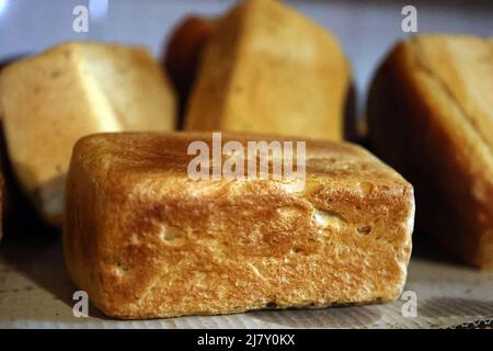 Regione di Ivano-Frankivsk, Ucraina - 10 maggio 2022 - pani di pane appena sfornato per le forze Armate dell'Ucraina sono visti alla panetteria locale, villaggio di Stari Bohorodchany, regione di Ivano-Frankivsk, Ucraina occidentale. Questa foto non può essere distribuita nella Federazione russa. Foto di Yurii Rylchuk/Ukrinform/ABACAPRESS.COM Foto Stock