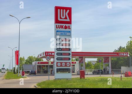 Indjija, Serbia - 08 maggio 2022: Torre moderna con prezzi a LED alla stazione di servizio Lukoil. Foto Stock