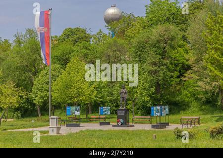 Indjija, Serbia - 08 maggio 2022: Statua di bronzo del Milunka Savic War Heroine Memorial Park. Foto Stock