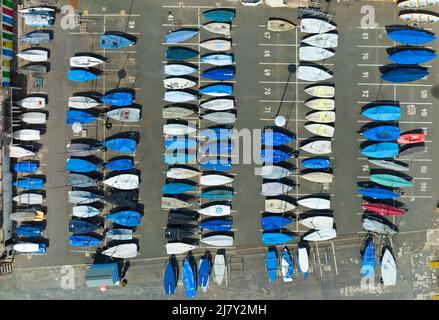 North Berwick, Scozia, Regno Unito. 11 maggio 2022. Vista aerea verso il basso su file di dingies di club di vela pronti per la nuova stagione di vela al porto di North Berwick in East Lothian, Scozia. Iain Masterton/Alamy Live News Foto Stock