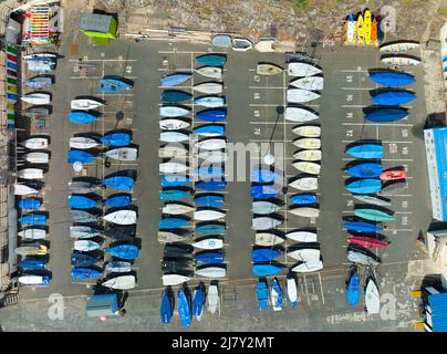 North Berwick, Scozia, Regno Unito. 11 maggio 2022. Vista aerea verso il basso su file di dingies di club di vela pronti per la nuova stagione di vela al porto di North Berwick in East Lothian, Scozia. Iain Masterton/Alamy Live News Foto Stock