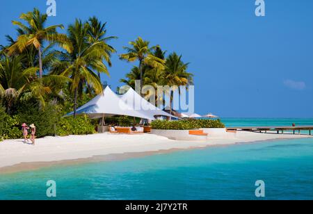 Beach bar in un resort turistico delle maldive, isola con palme, spiaggia e laguna, Maldive, Oceano Indiano, Asia Foto Stock