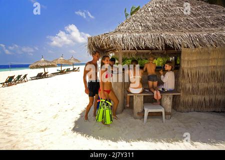 Beach bar sulla località turistica delle maldive Reethi Beach, spiaggia e laguna, Maldive, Oceano Indiano, Asia Foto Stock