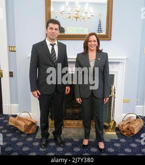 Washington, Stati Uniti d'America. 10th maggio 2022. Washington, Stati Uniti d'America. 10 maggio 2022. Il vicepresidente degli Stati Uniti Kamala Harris pone con il primo ministro bulgaro Kiril Petkov, a sinistra, prima dell'inizio del loro incontro bilaterale alla Casa Bianca, 10 maggio 2022 a Washington, DC Credit: Lawrence Jackson/White House Photo/Alamy Live News Foto Stock