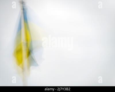Bandiera nazionale Ucraina appesa nella brezza leggera. Effetto impressionista con copyspace. Foto Stock