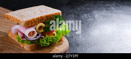 Sandwich con formaggio e prosciutto e verdure fresche Foto Stock