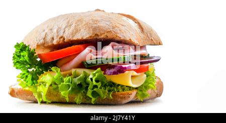 Sandwich con formaggio e prosciutto e verdure fresche isolate su bianco. Foto Stock