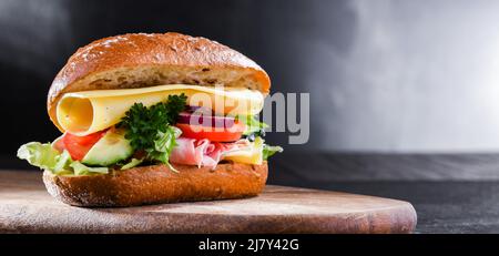 Sandwich con formaggio e prosciutto e verdure fresche Foto Stock