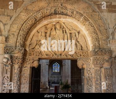 La porta del Priore nella parete sud della navata della Cattedrale di Ely. L'intaglio del timpano è pensato fin dal 1135 mostra Cristo in Maestà con angeli Foto Stock