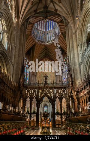 Le bancarelle del coro, lo schermo in legno intagliato, la torre ottagonale e la Lanterna della Cattedrale di Ely Foto Stock