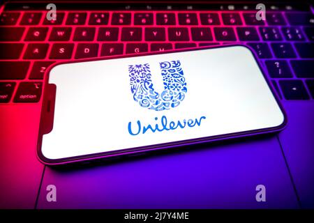 Cina. 08th maggio 2022. In questa figura, sullo schermo di uno smartphone viene visualizzato il logo Unilever. (Foto di Sheldon Cooper/SOPA Images/Sipa USA) Credit: Sipa USA/Alamy Live News Foto Stock