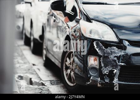 Rotto graffiato e Dent Bumper Fender Car dopo la collisione. Graffiato con danni profondi alla vernice. L'auto si è schiantata parcheggiata su City Street. Car Wreck Foto Stock